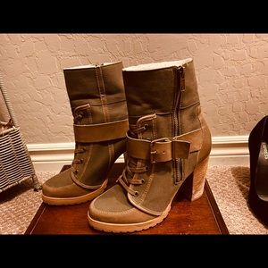 Size 6.5, dark green boots. Worn once.